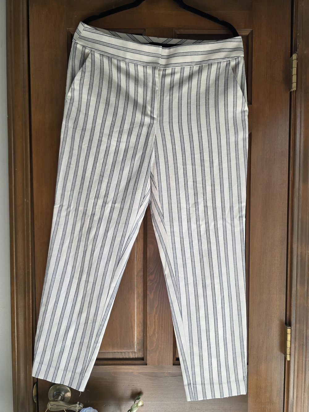 Loft Sz 10 Women's Cream Black Pinstripe Cropped Dress Pants